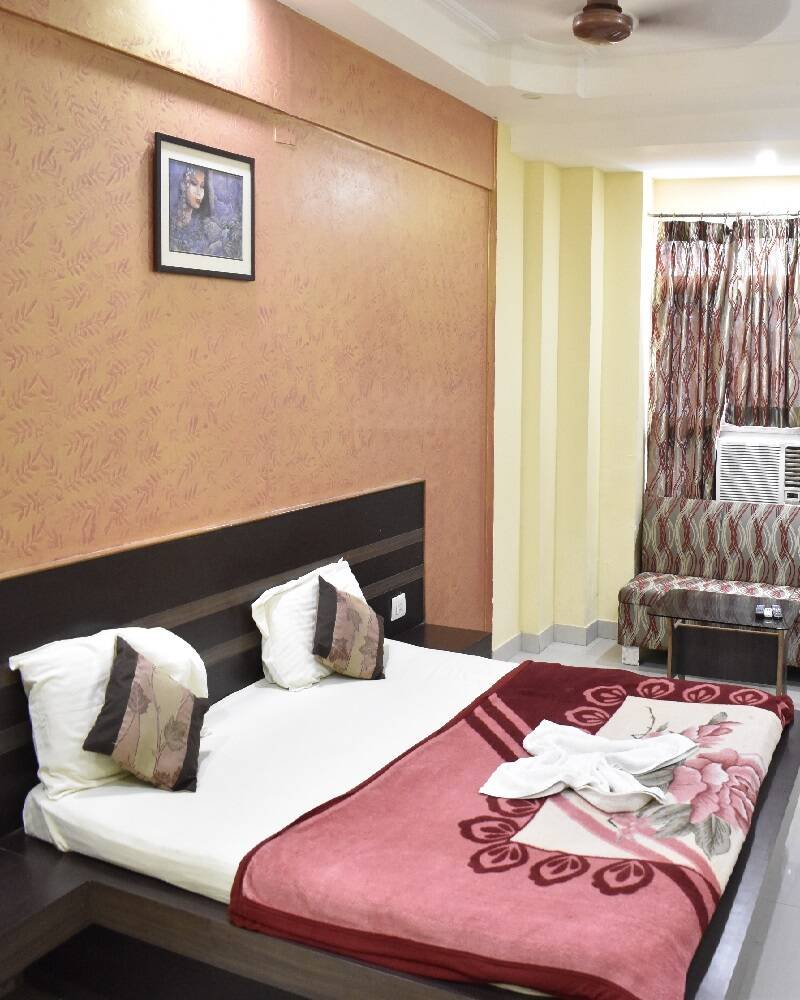 Deluxe double bed non AC room at Sonali Hotel Puri